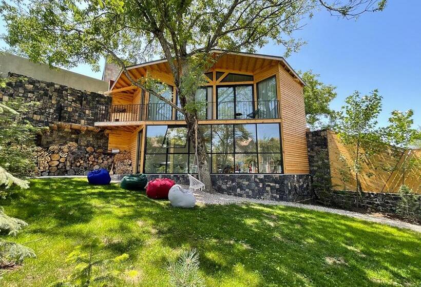 Dilijani Tun Hotel & Restaurant