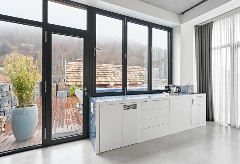 Dilijani Tun Hotel & Restaurant