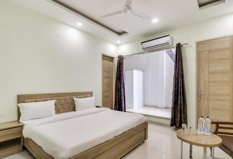 호텔 Collection O 78812 Golden Place