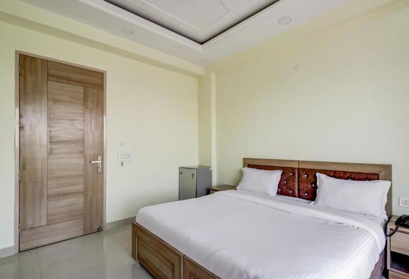 호텔 Collection O 78812 Golden Place