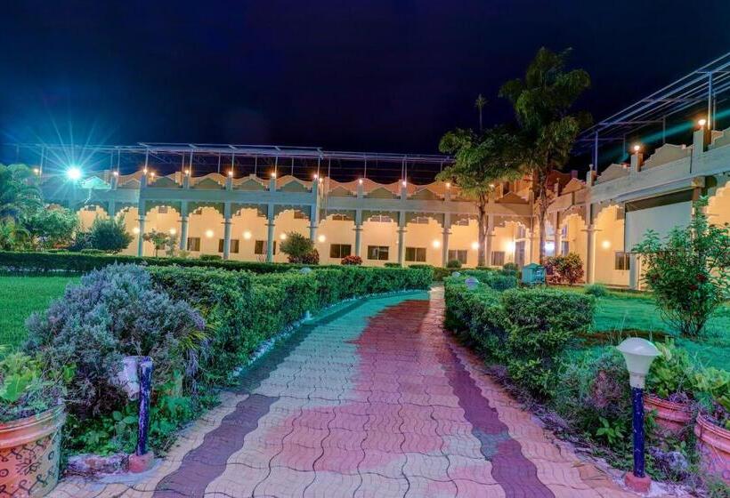 בית מלון כפרי Ezzenza Royal Garden Brindavan Resort