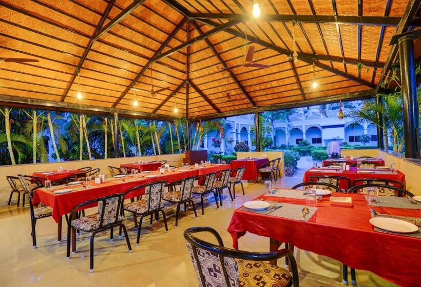 בית מלון כפרי Ezzenza Royal Garden Brindavan Resort