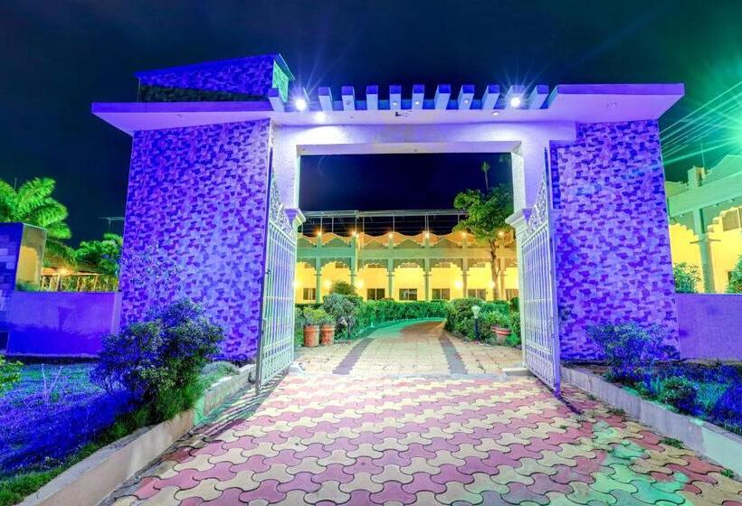 בית מלון כפרי Ezzenza Royal Garden Brindavan Resort