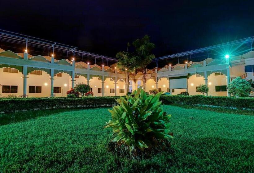 בית מלון כפרי Ezzenza Royal Garden Brindavan Resort