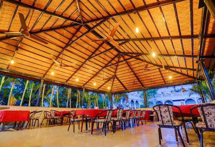 בית מלון כפרי Ezzenza Royal Garden Brindavan Resort