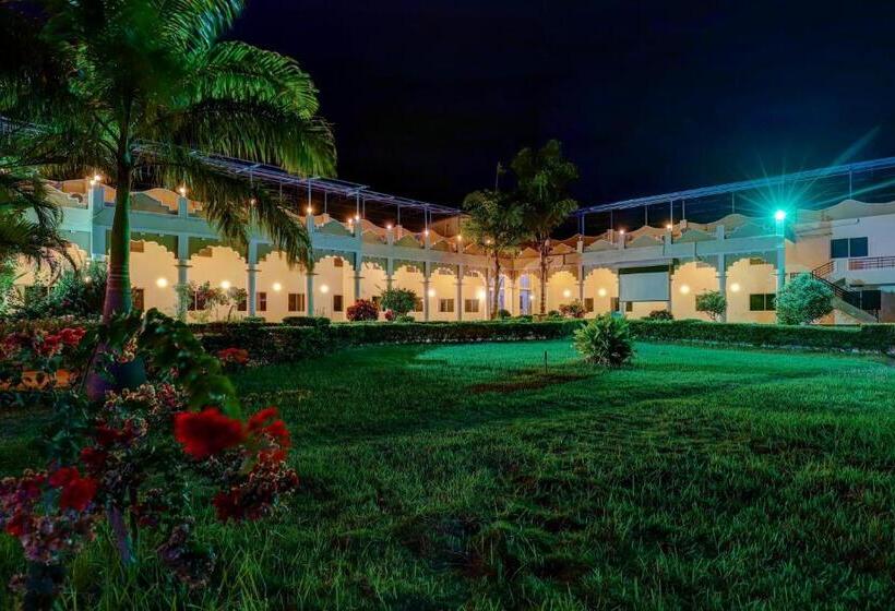 בית מלון כפרי Ezzenza Royal Garden Brindavan Resort