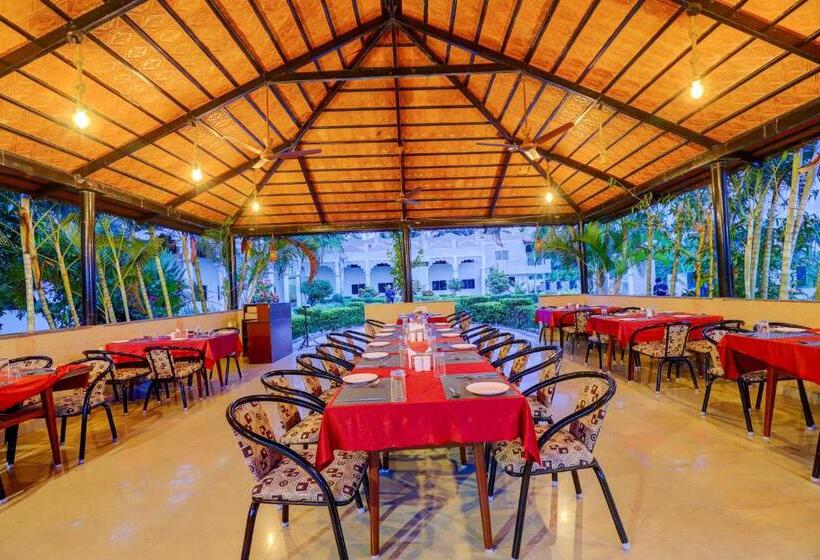 בית מלון כפרי Ezzenza Royal Garden Brindavan Resort