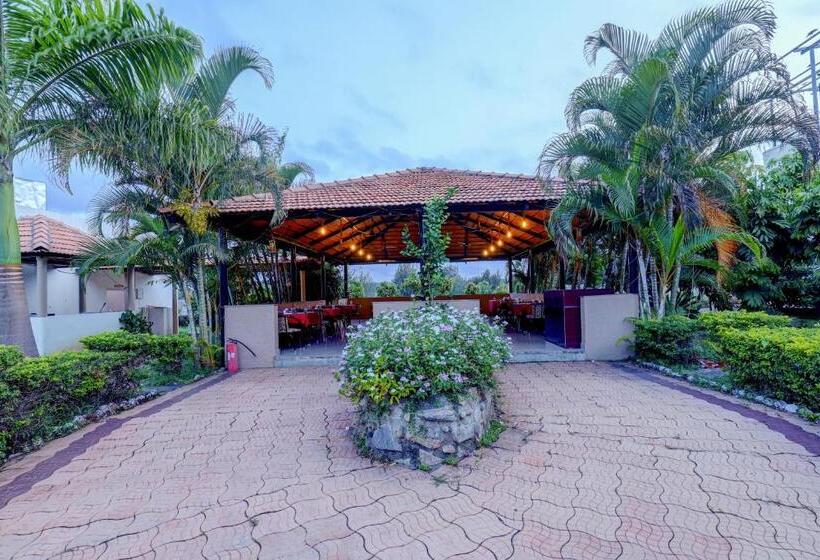 בית מלון כפרי Ezzenza Royal Garden Brindavan Resort