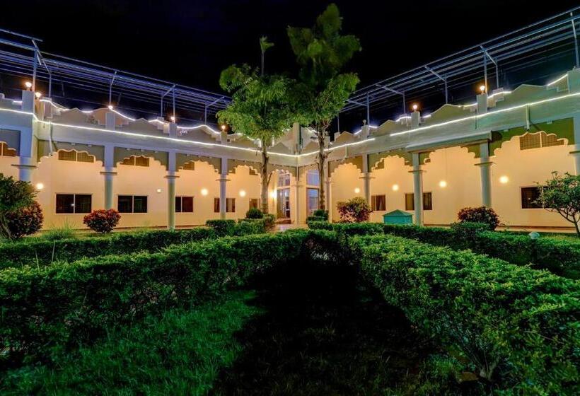 בית מלון כפרי Ezzenza Royal Garden Brindavan Resort