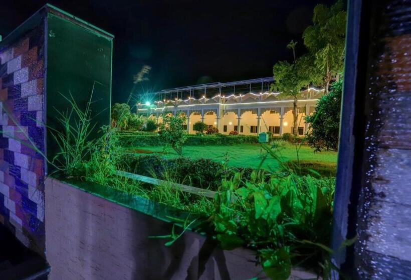 בית מלון כפרי Ezzenza Royal Garden Brindavan Resort