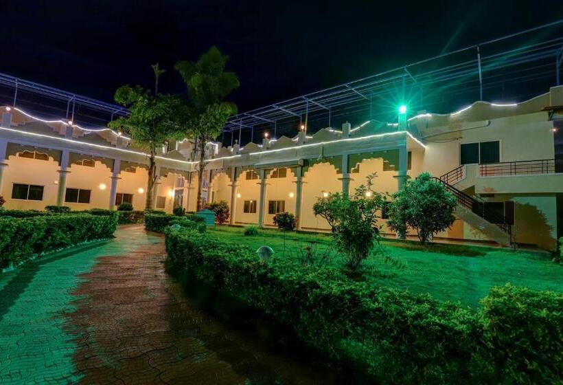 בית מלון כפרי Ezzenza Royal Garden Brindavan Resort