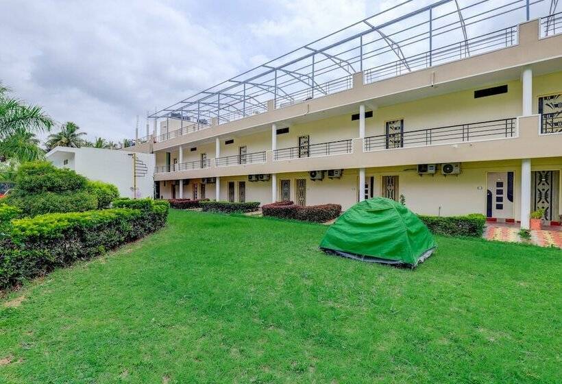 בית מלון כפרי Ezzenza Royal Garden Brindavan Resort