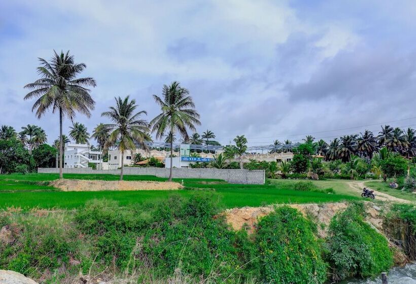 בית מלון כפרי Ezzenza Royal Garden Brindavan Resort