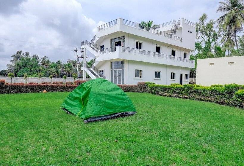 בית מלון כפרי Ezzenza Royal Garden Brindavan Resort