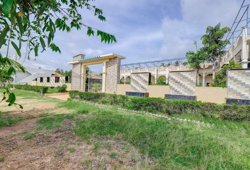 בית מלון כפרי Ezzenza Royal Garden Brindavan Resort