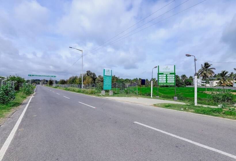 בית מלון כפרי Ezzenza Royal Garden Brindavan Resort