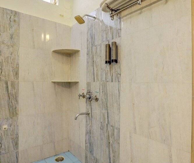 בית מלון כפרי Ezzenza Royal Garden Brindavan Resort