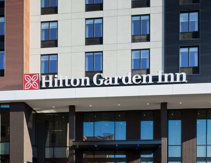 בית מלון כפרי Hilton Garden Inn Madison Downtown