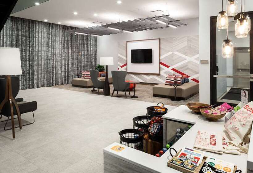 בית מלון כפרי Hilton Garden Inn Madison Downtown