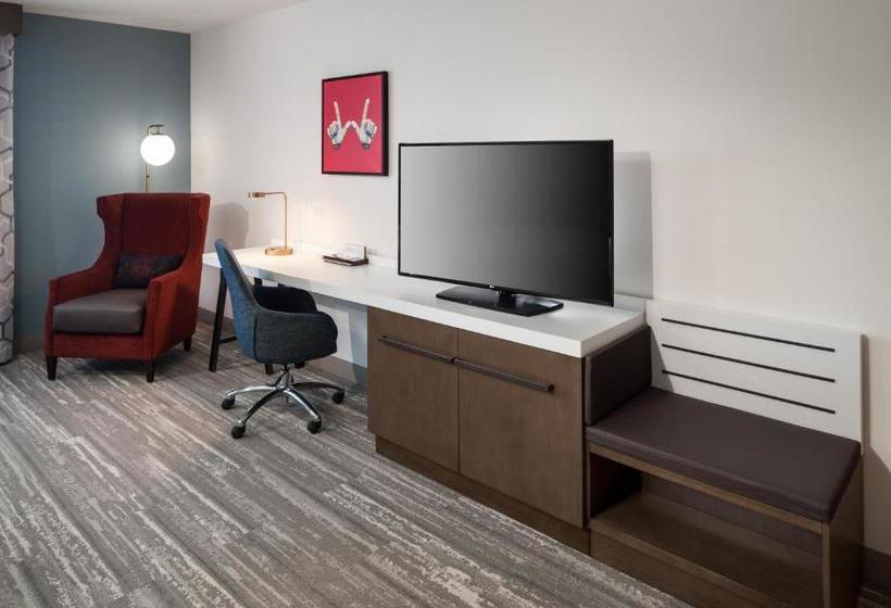 בית מלון כפרי Hilton Garden Inn Madison Downtown