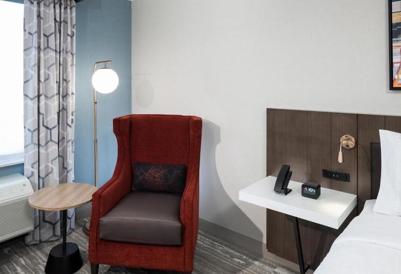 בית מלון כפרי Hilton Garden Inn Madison Downtown