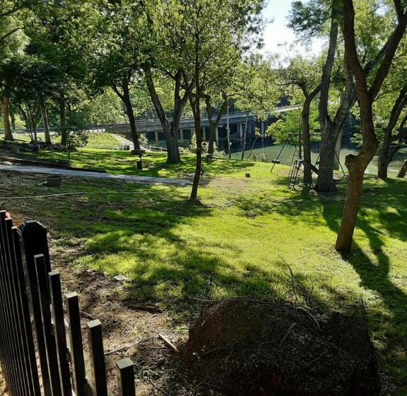 酒店 Horseshoe Riverside Lodge