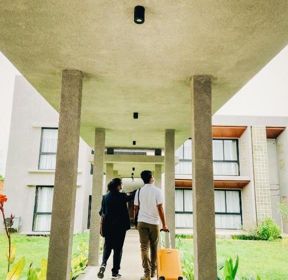 Kambaniru Beach Hotel And Resort