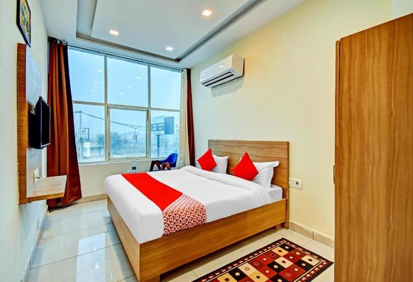 Отель Oyo 77653  Le Majestic