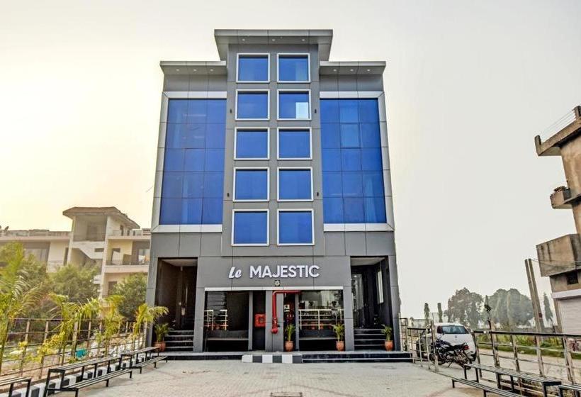 Отель Oyo 77653  Le Majestic