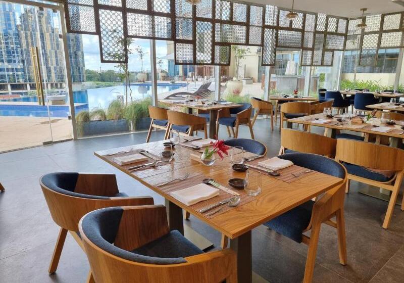 호텔 The Leela Bhartiya City Bengaluru