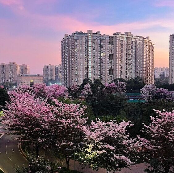 호텔 The Leela Bhartiya City Bengaluru