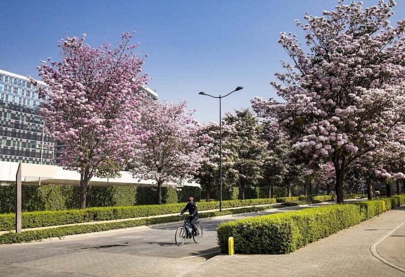 호텔 The Leela Bhartiya City Bengaluru