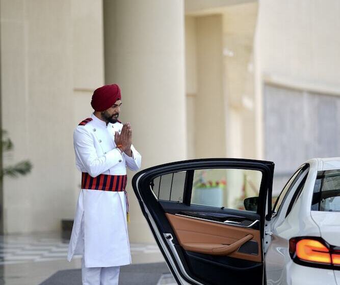 호텔 The Leela Bhartiya City Bengaluru