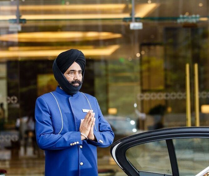 호텔 The Leela Bhartiya City Bengaluru