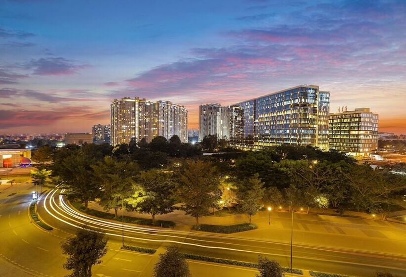 호텔 The Leela Bhartiya City Bengaluru