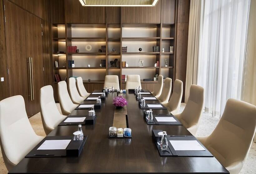 호텔 The Leela Bhartiya City Bengaluru