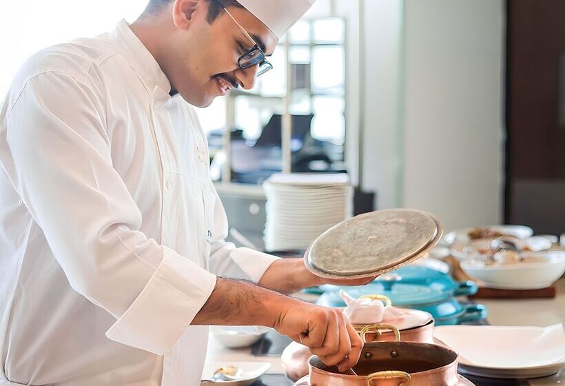 호텔 The Leela Bhartiya City Bengaluru