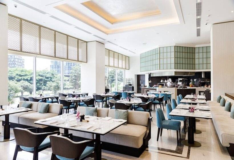 호텔 The Leela Bhartiya City Bengaluru