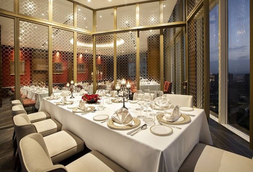 호텔 The Leela Bhartiya City Bengaluru