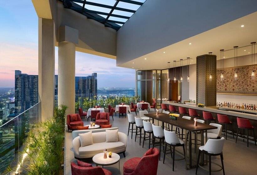 호텔 The Leela Bhartiya City Bengaluru