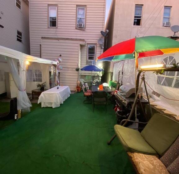 פנסיון Charming 2 Bedrooms Apt 10 Mins To Nycity