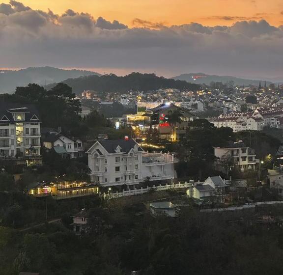La Pense E Hotel   Dalat