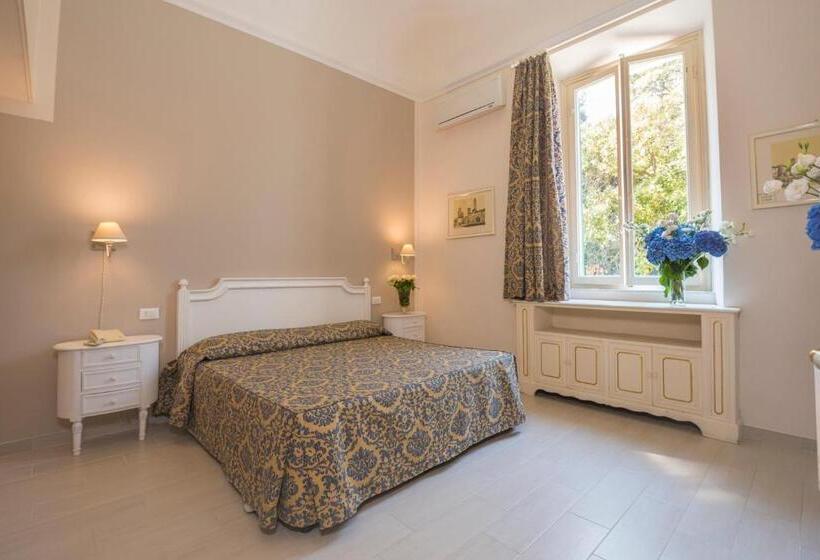 Grand Hotel Villa Parisi