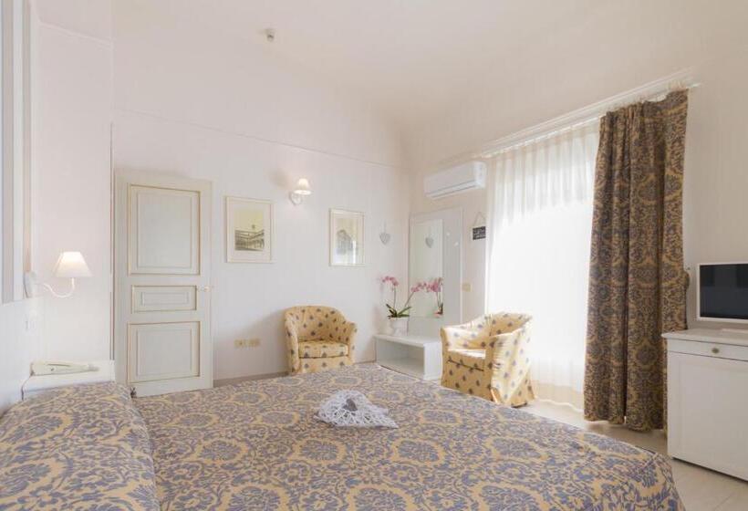 Grand Hotel Villa Parisi