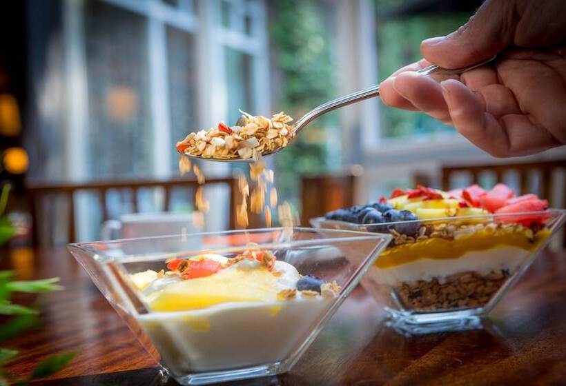 Clayton Hotel Dublin Airport