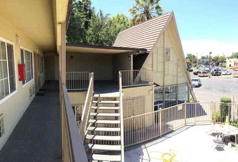 酒店 Discovery Inn