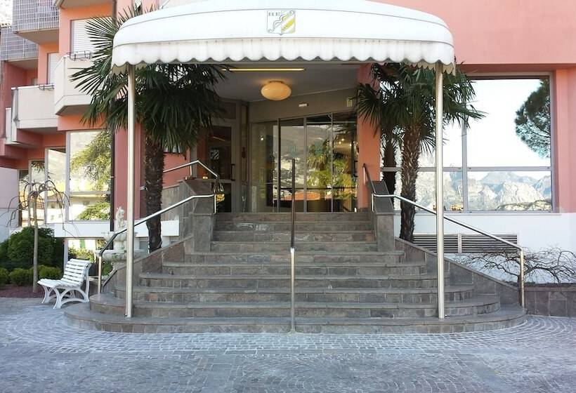 ホテル Everest Arco