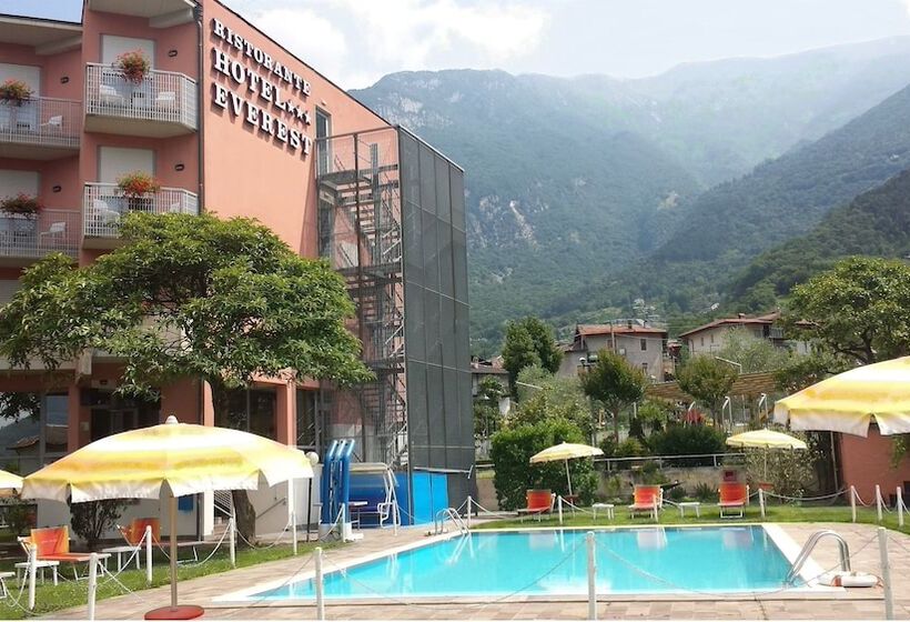 ホテル Everest Arco