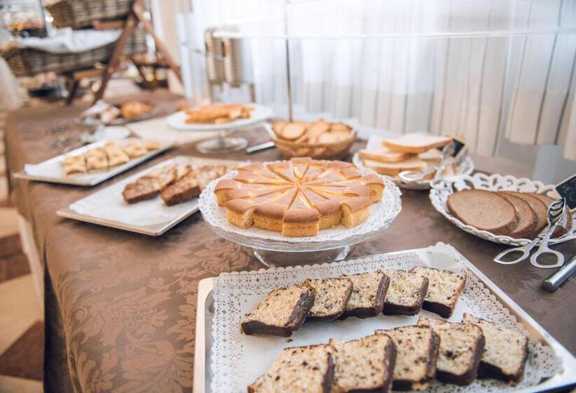 ホテル Everest Arco