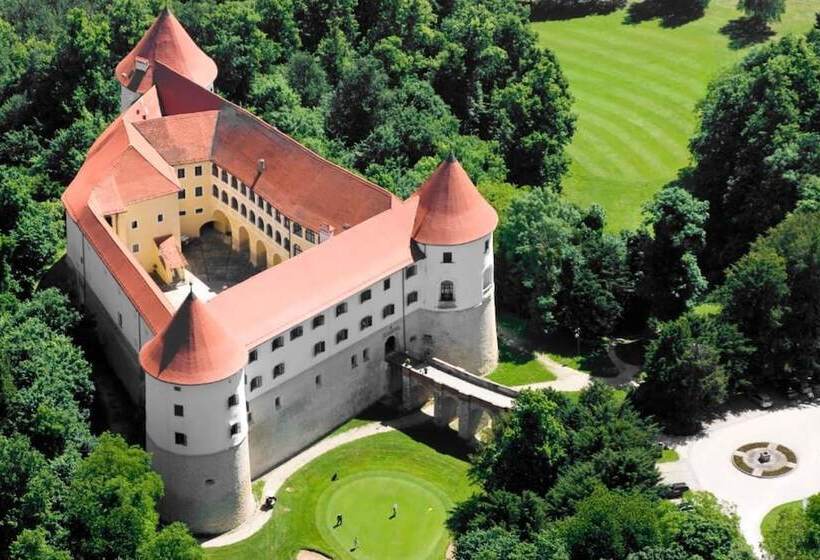 هتل Mokrice Castle Estate